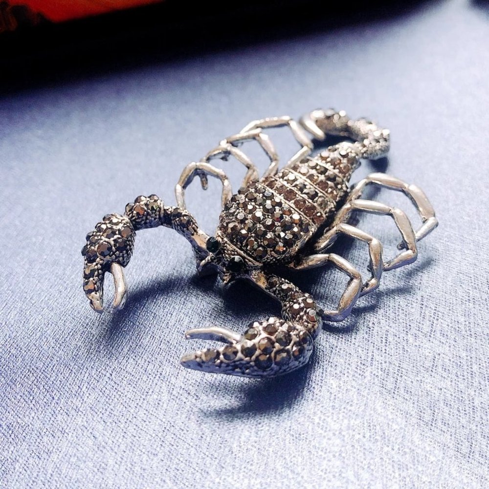 Silver Rhinestone Scorpion Pin Broach - Picture 2 of 4